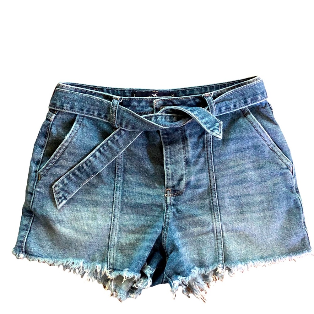 Hollister Super High-Rise Cut-Off Denim Shorts w/ Belt. Medium Wash. Size 28